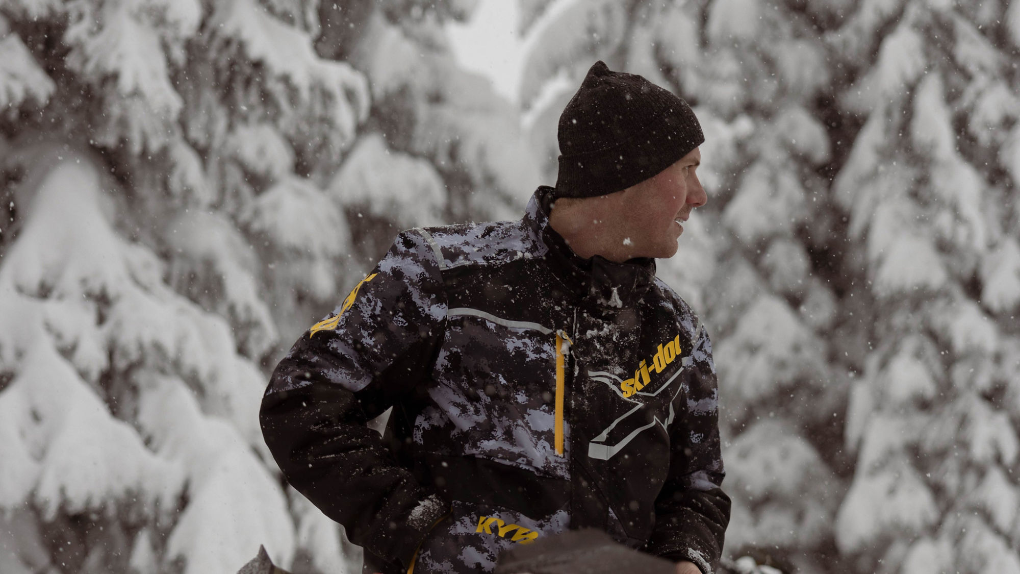 Conducteur de motoneige portant un manteau à l’effigie de Ski-Doo