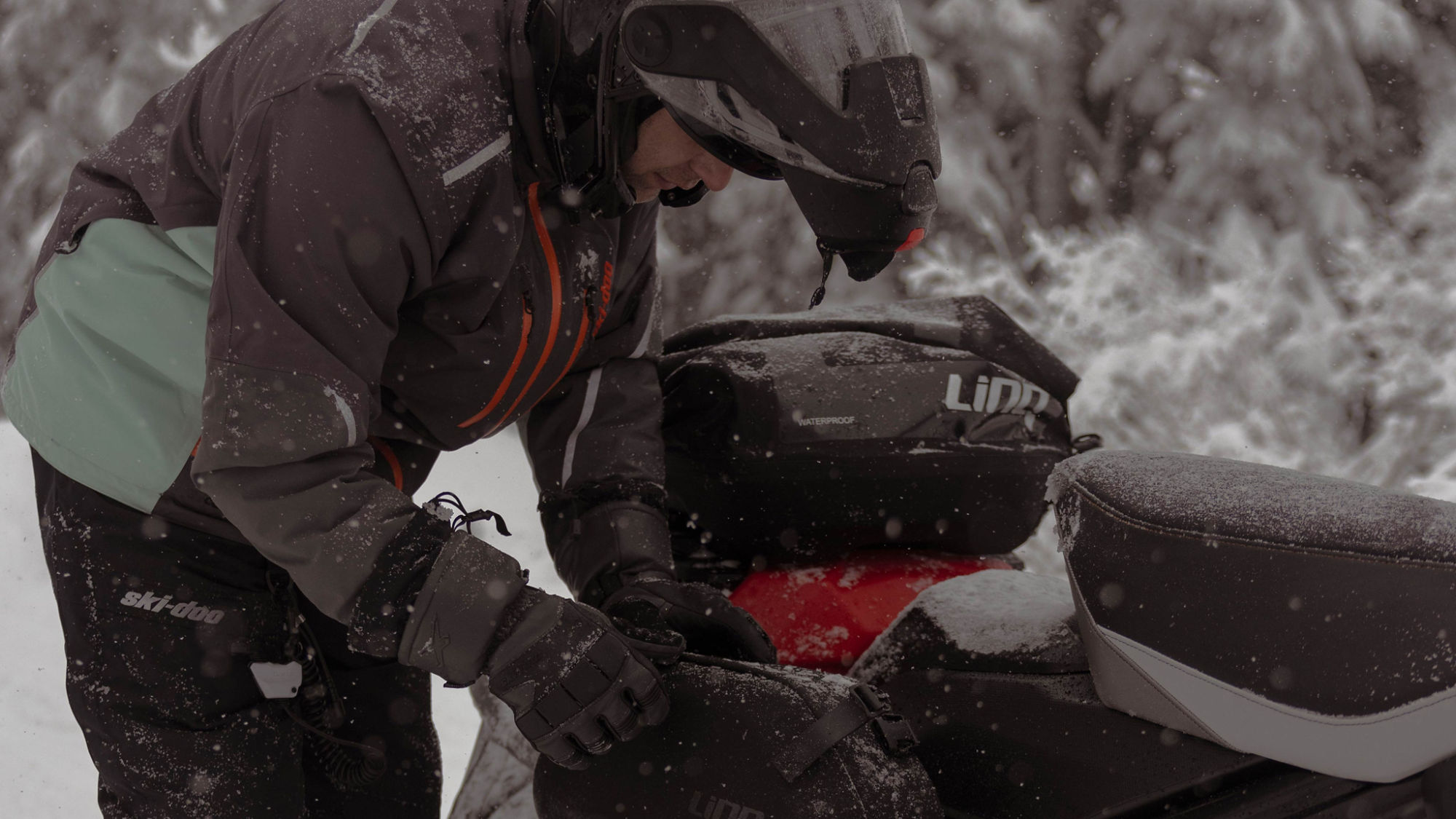 Conducteur qui utilise son équipement LinQ sur une Ski-Doo Renegade 2025