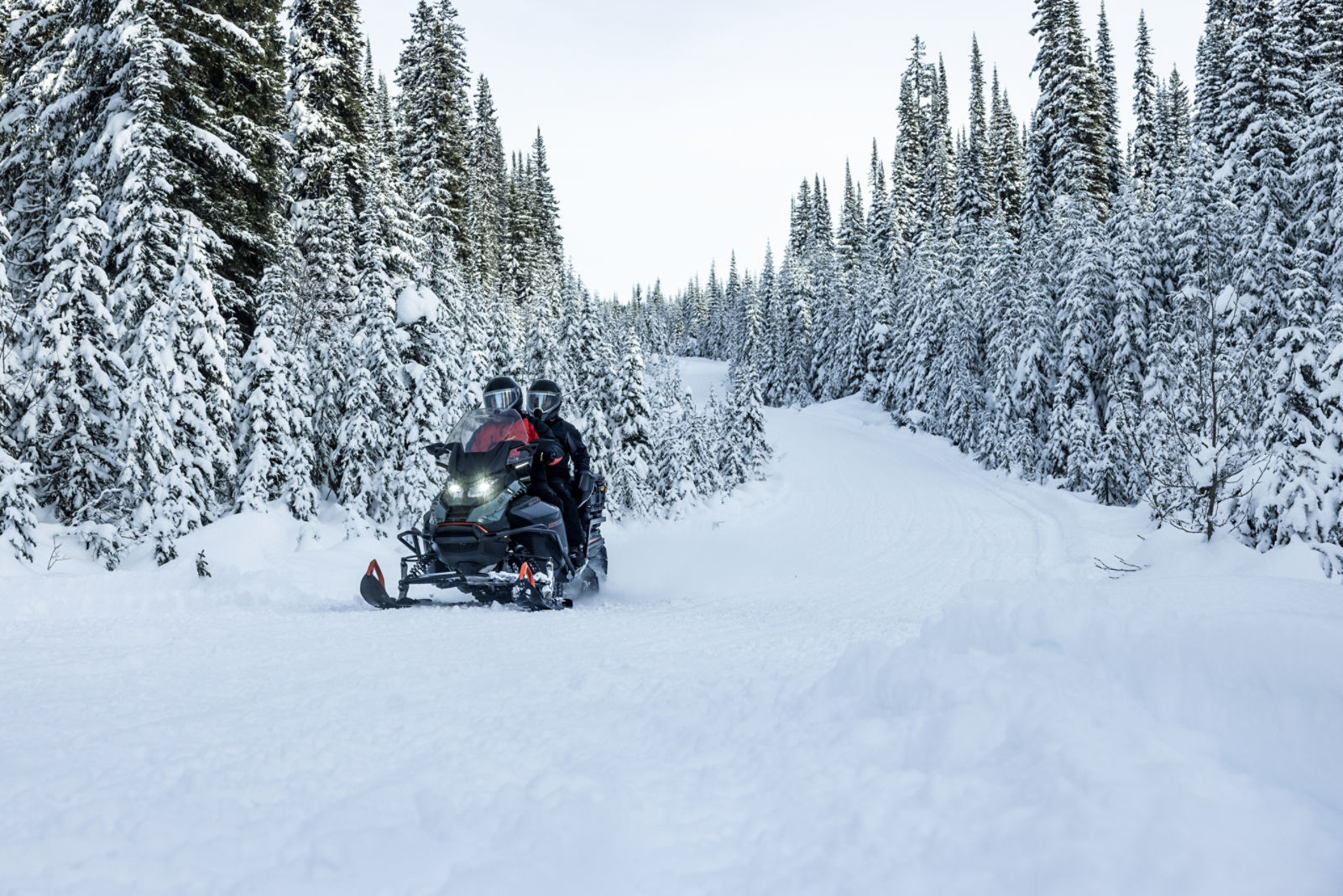 Ski-Doo Expedition SE -moottorikelkka ajamassa reitillä kaksi päällä