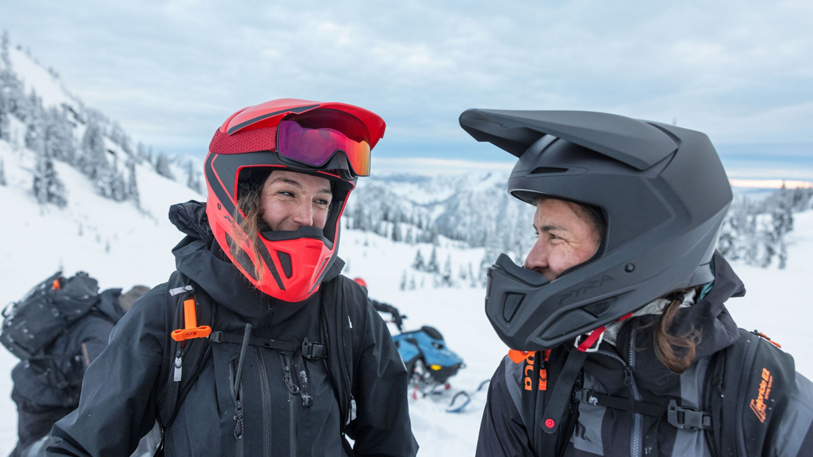 Två kvinnor iförda Ski-Doo Pyra-hjälmar 
