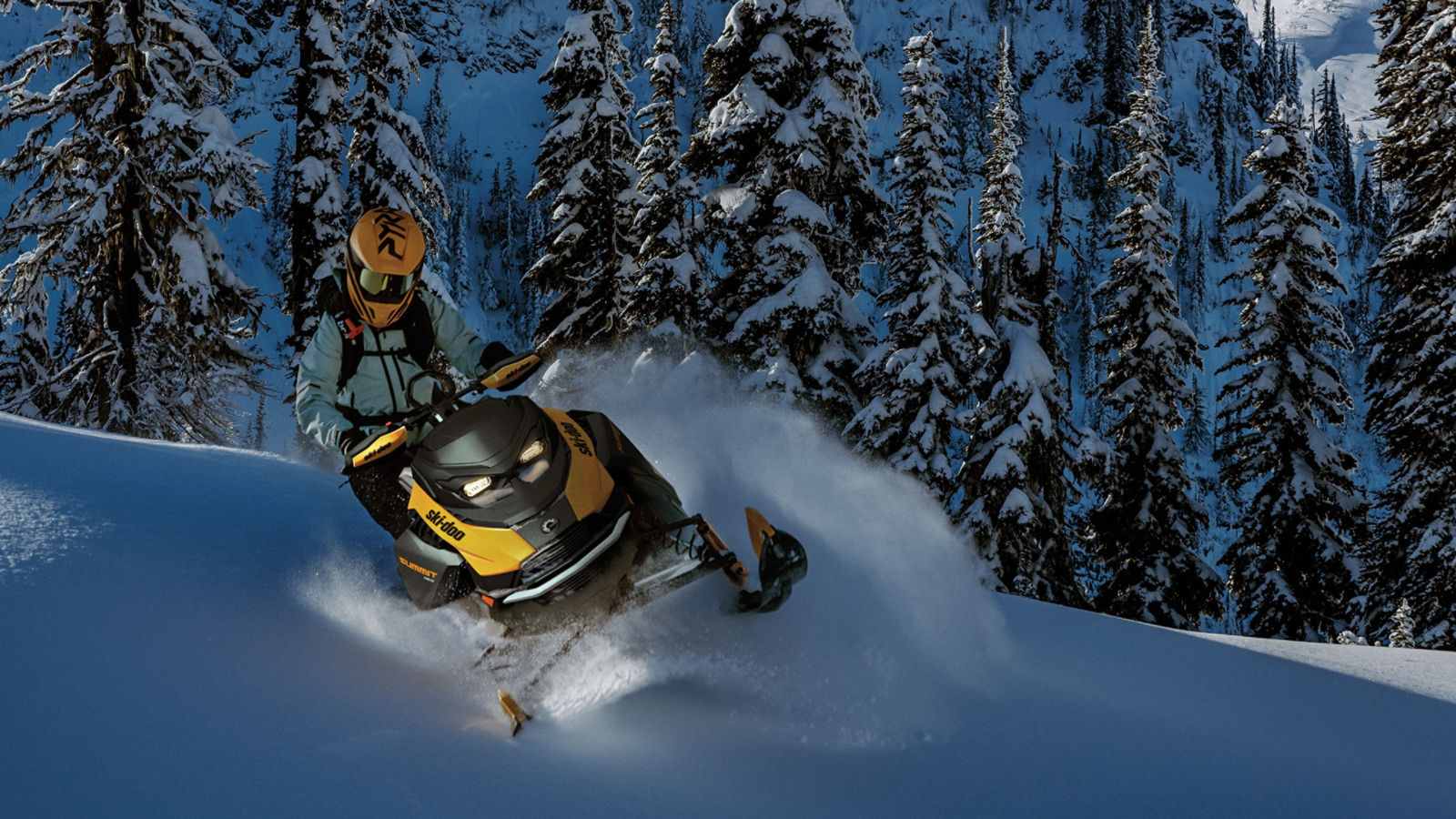 Motoneige hors-piste Ski-Doo NEO+ 2025 en randonnée sur un ski