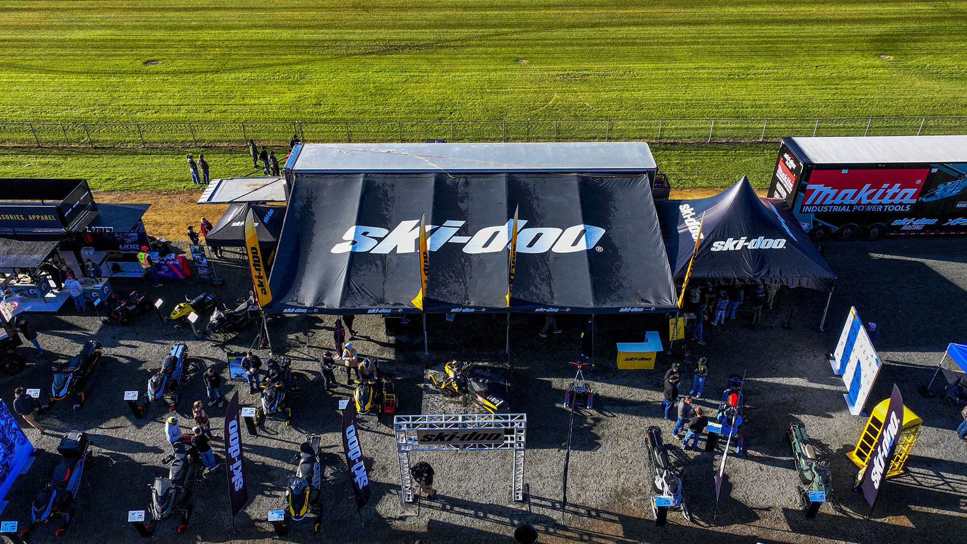 Les amateurs de motoneiges Ski-Doo attendent en file pour l'événement annuel Hay Days.