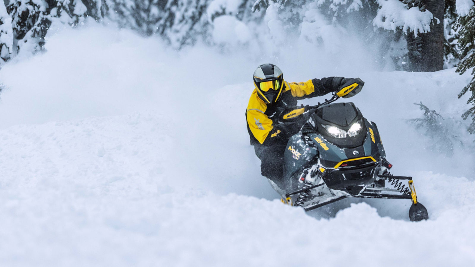 Deux motoneiges Ski-Doo MXZ en randonnée nocturne