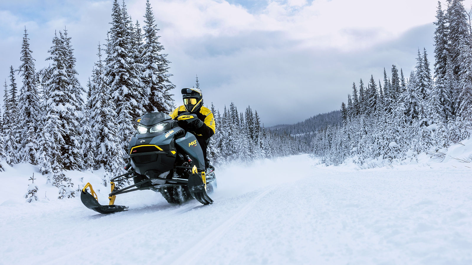 Ski-Doo MXZ X-RS snöskoter accelererar på en platt stig.