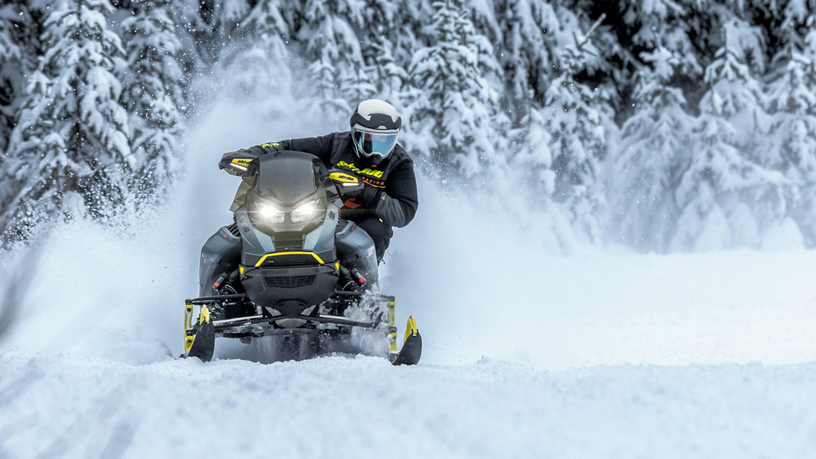 Ski-Doo Renegade X-RS ajamassa vauhdikkaasti mutkaa reitillä