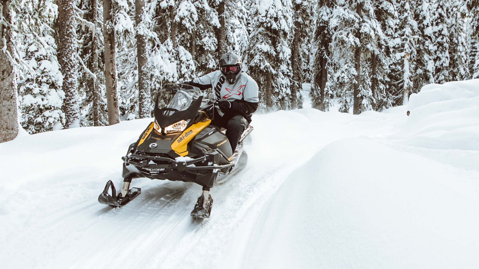 Motoneige Ski-Doo Tundra dans la neige profonde