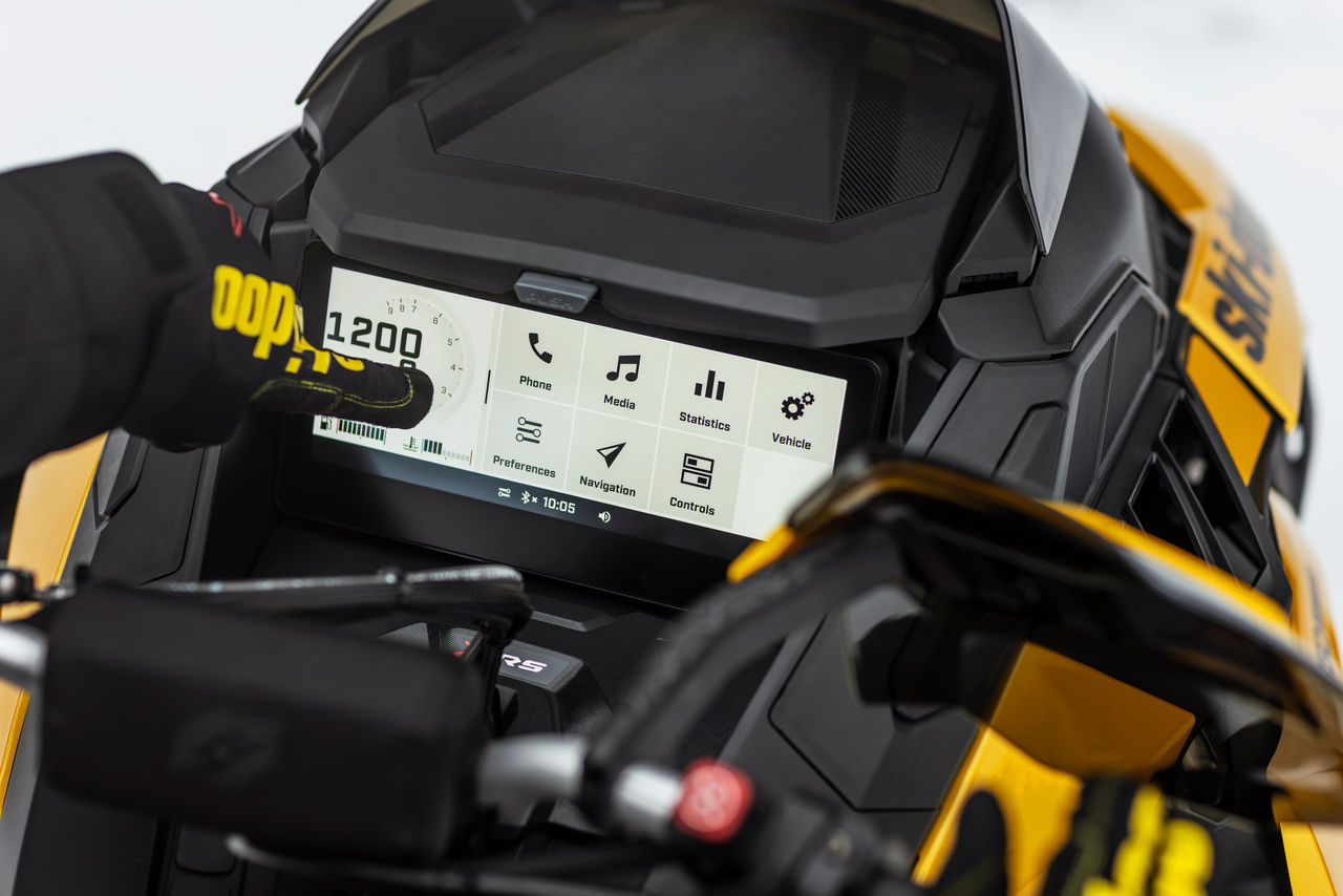 Gros plan sur l'écran tactile Ski-Doo de 10,25 pouces avec BRP Connect.