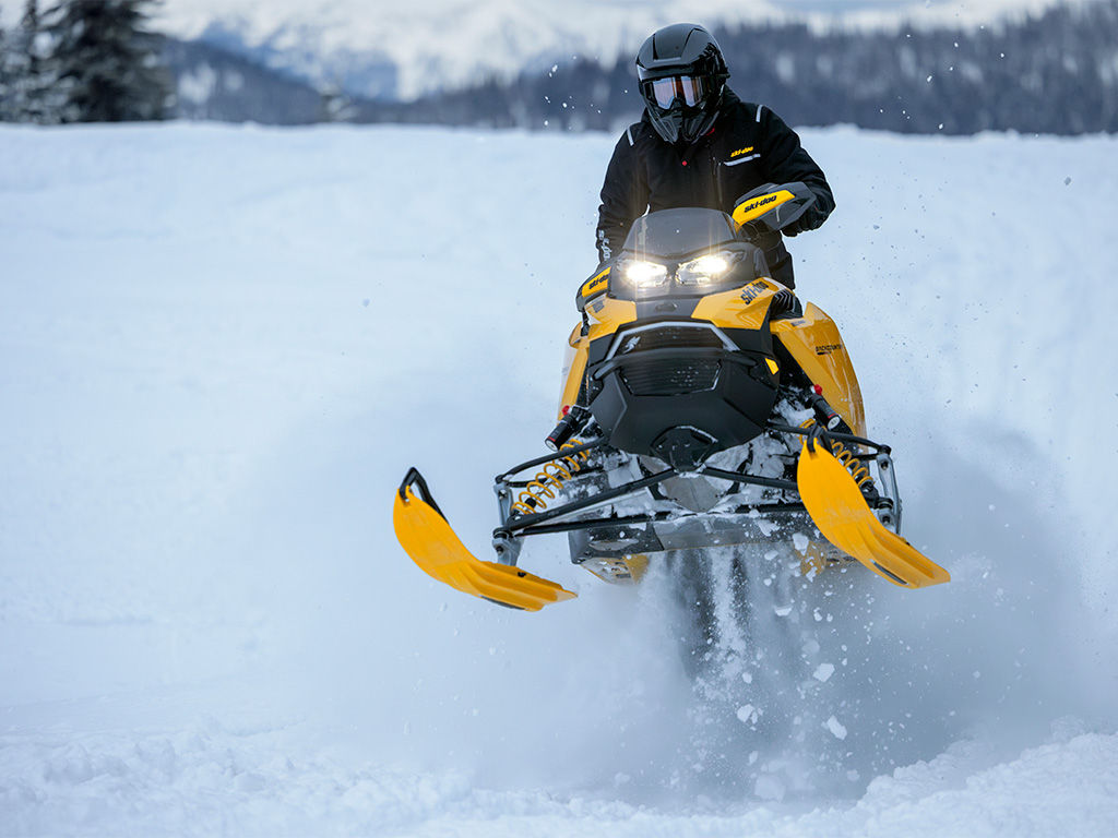Motoneigiste qui performe un saut avec une motoneige Ski-Doo Backcountry X-RS 2027