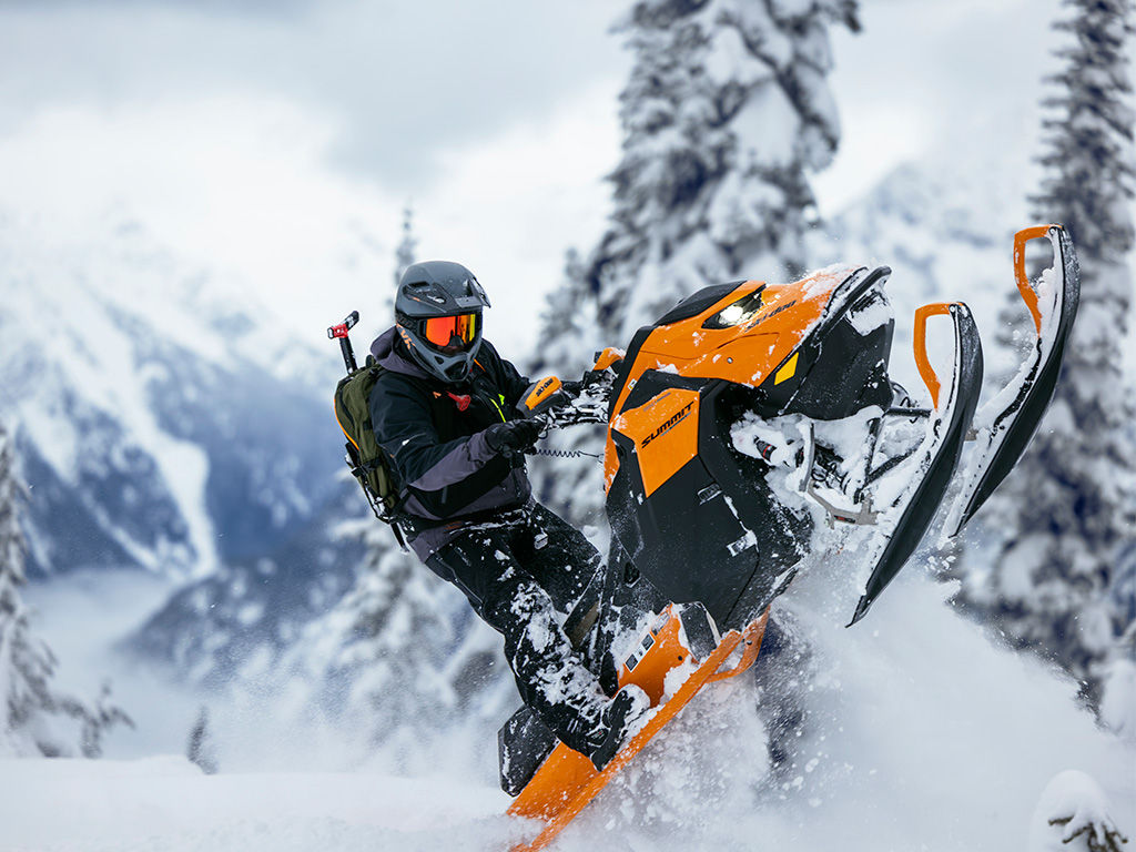 Motoneigiste qui performe un saut avec une motoneige Ski-Doo Summit 2027