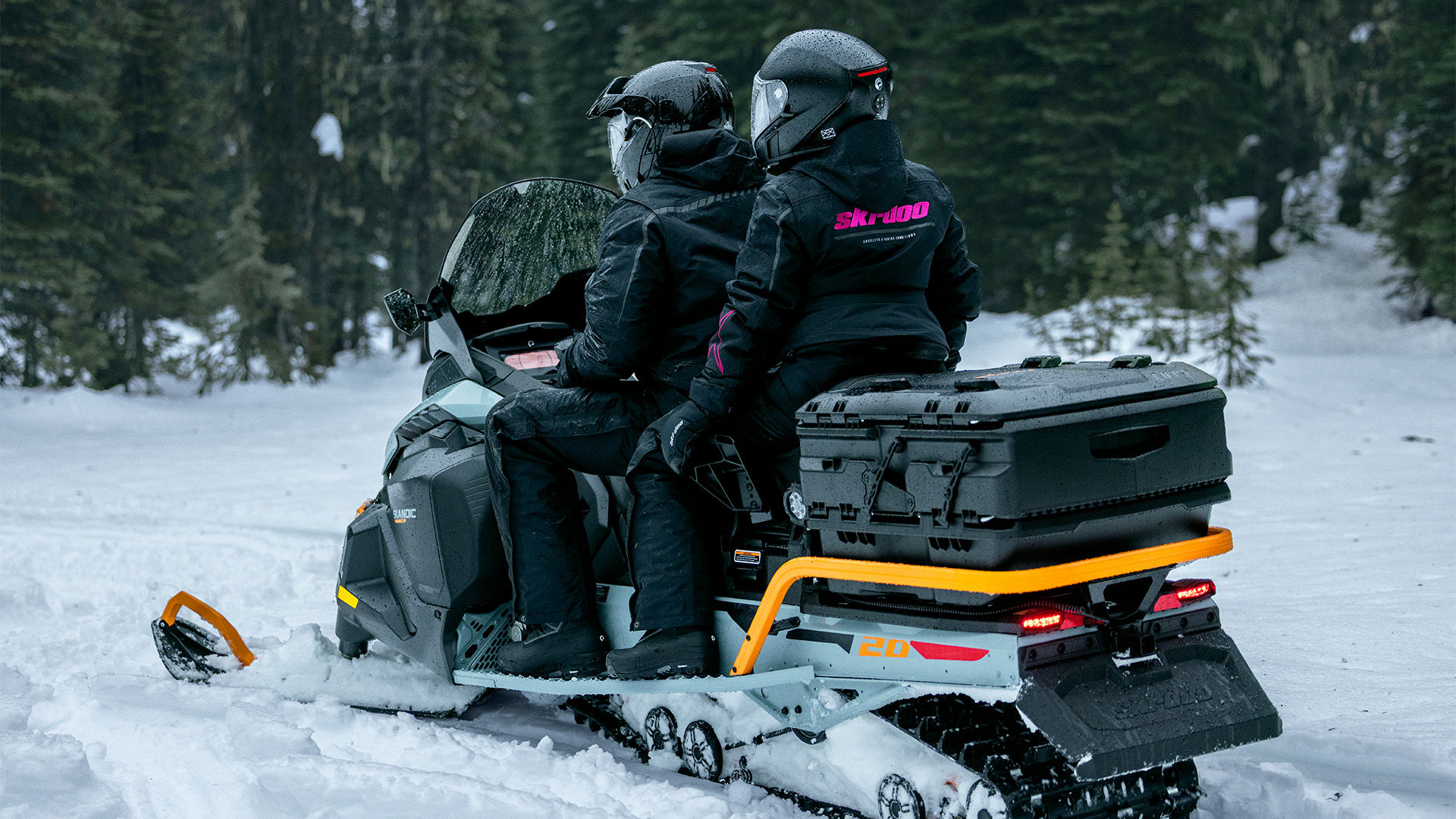 Deux personnes en randonnée sur une motoneige Ski-Doo Skandic SE 2027