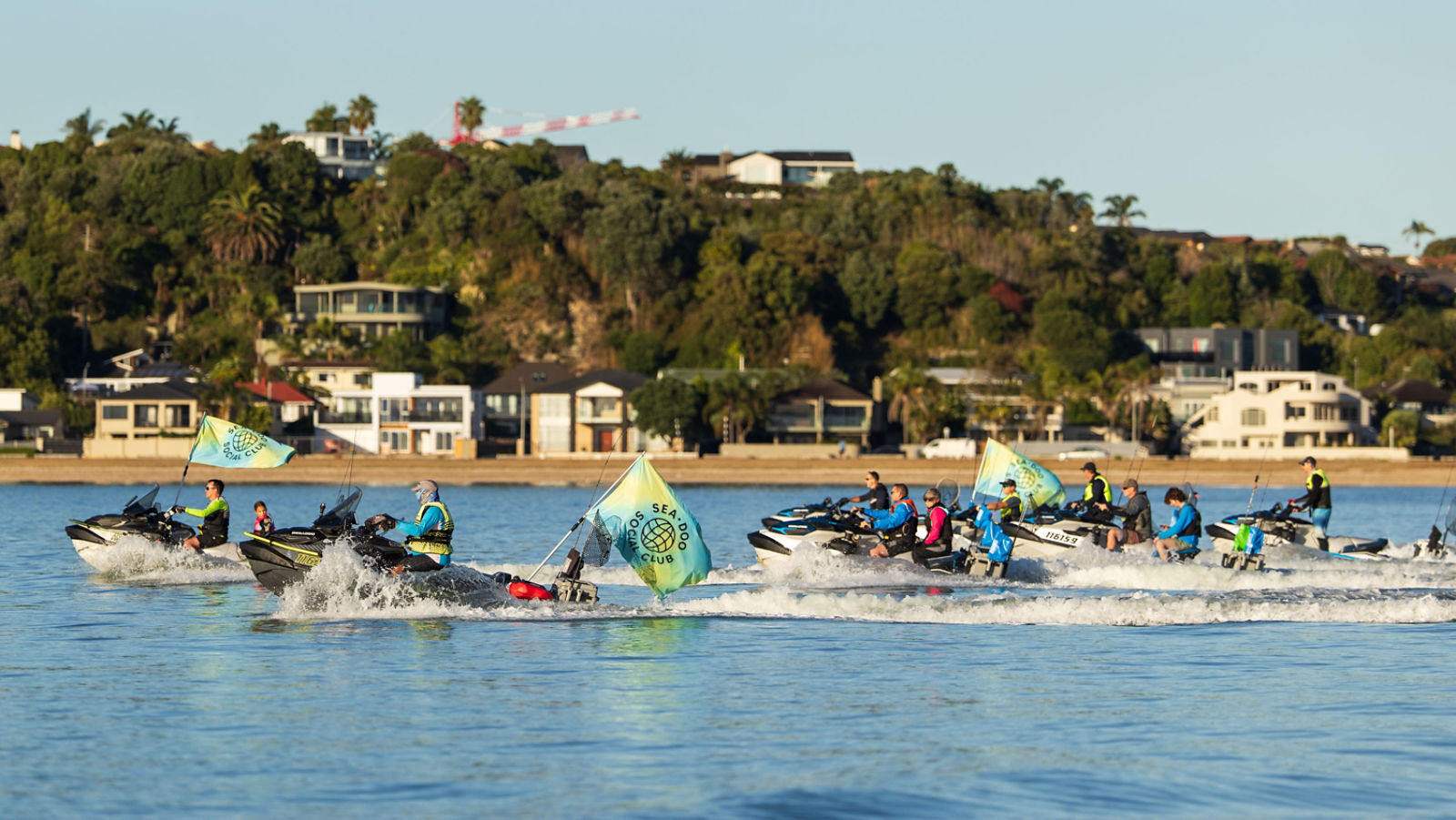 Groupe de motomarines durant un regroupement club social de Sea-Doo