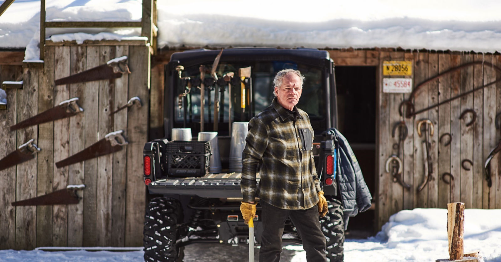 A man standing in front of Traxter