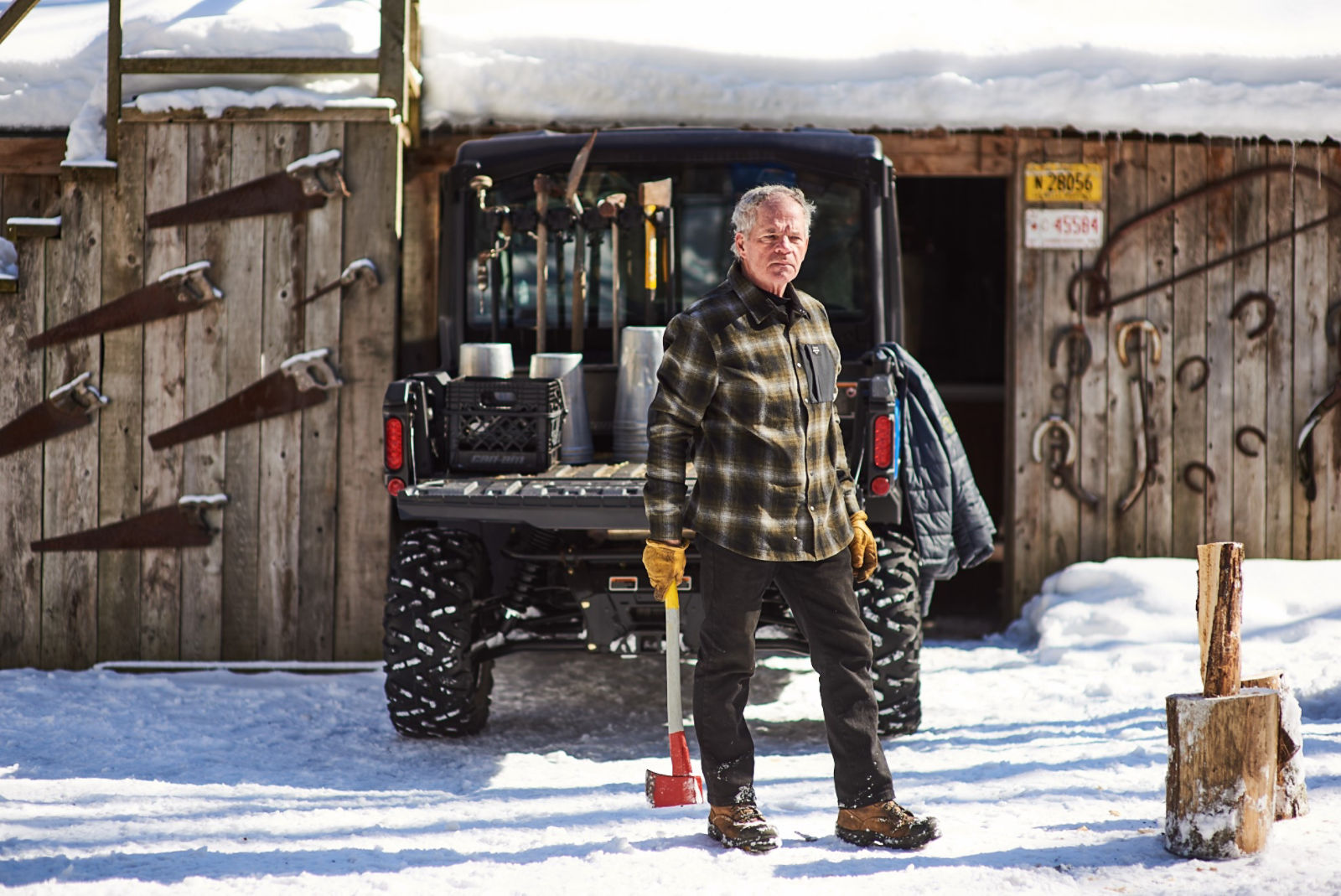 Ein Mann steht vor dem Traxter