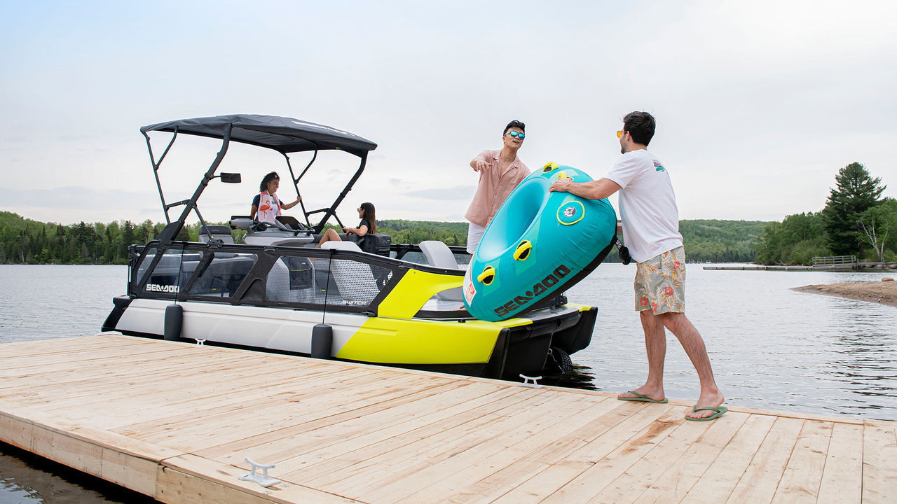 Amis montant à bord d'un ponton Sea-Doo Switch