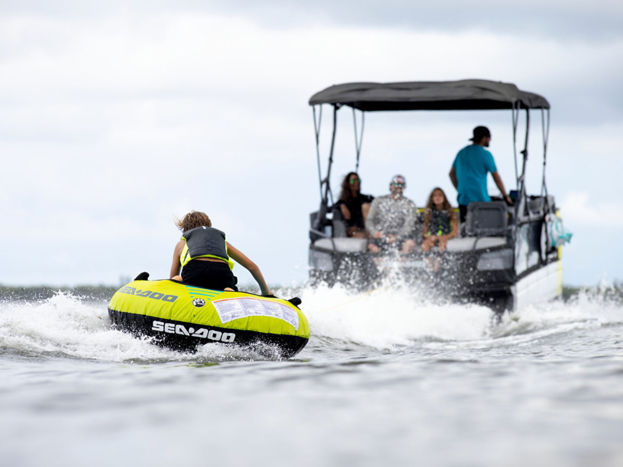 Amis montant à bord d'un ponton Sea-Doo Switch