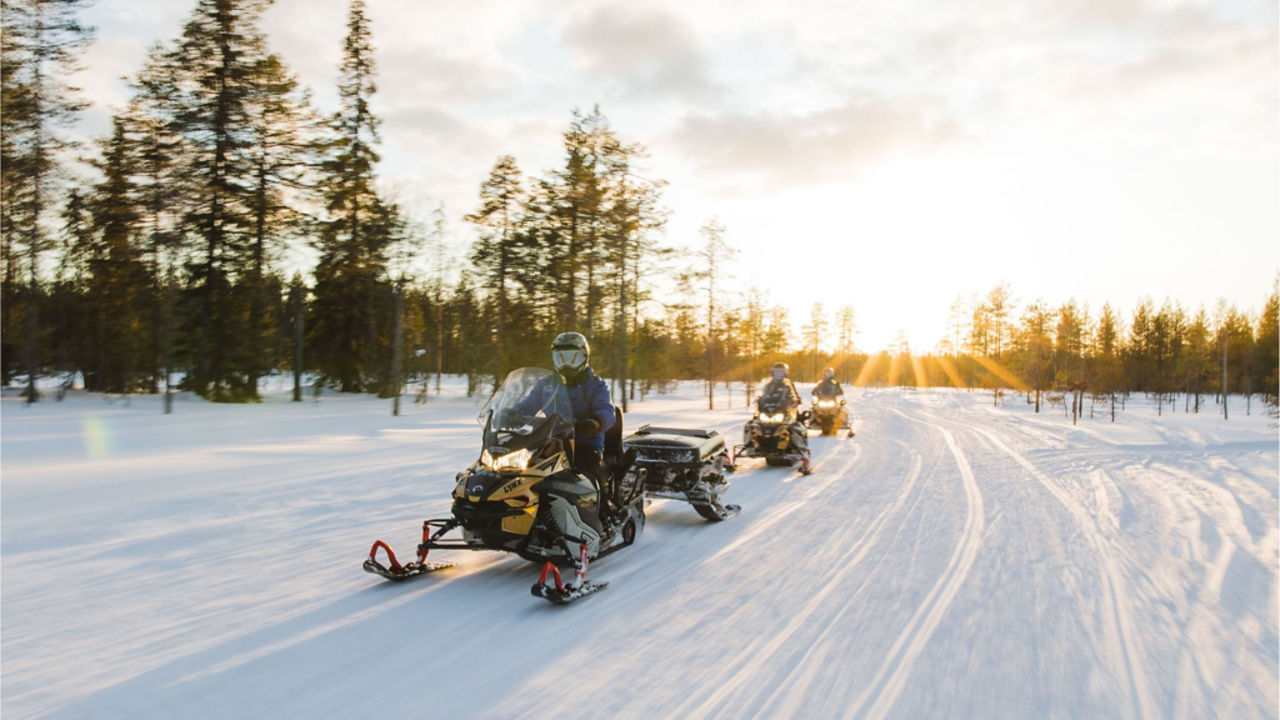 groupe de pilotes de Ski-Doo en Finlande