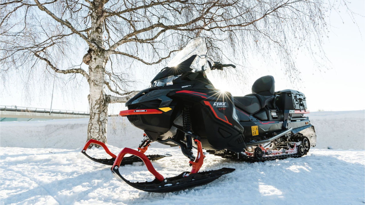 Pilote de Lynx sous les aurores boréales