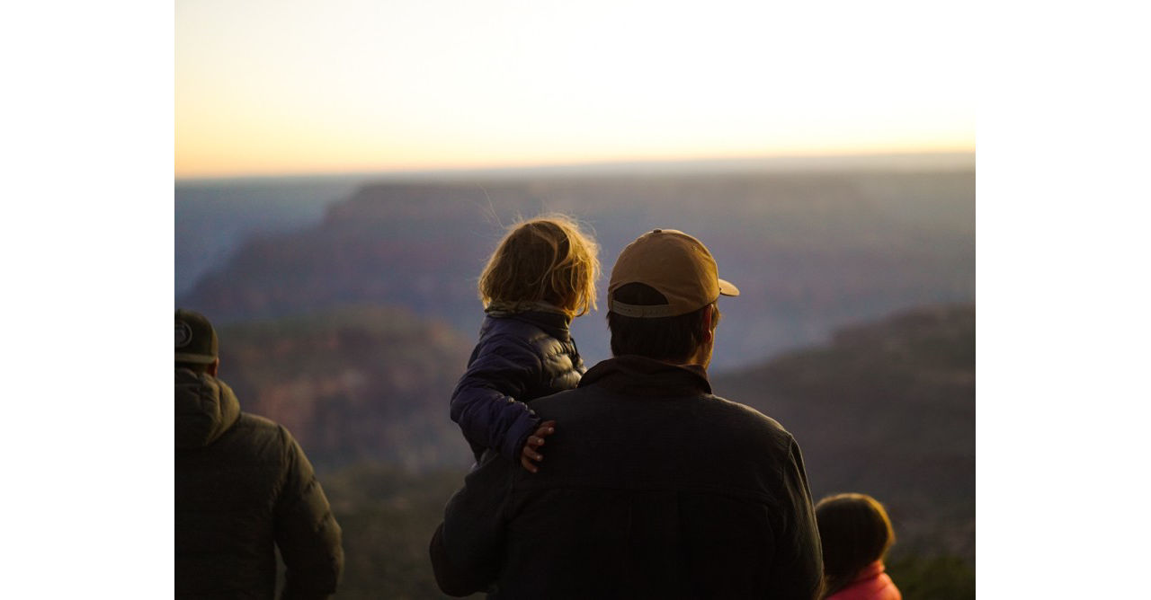 Père et fils devant un canyon