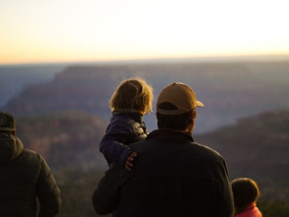 Père et fils devant un canyon