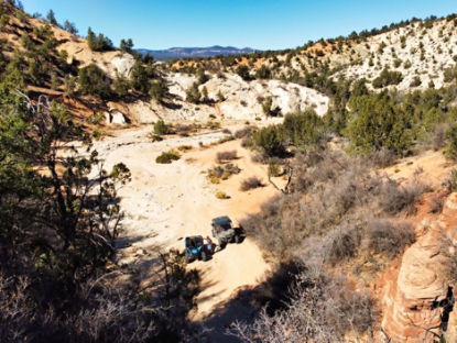 Deux véhicules utilitaires entre les montagne dans le desert