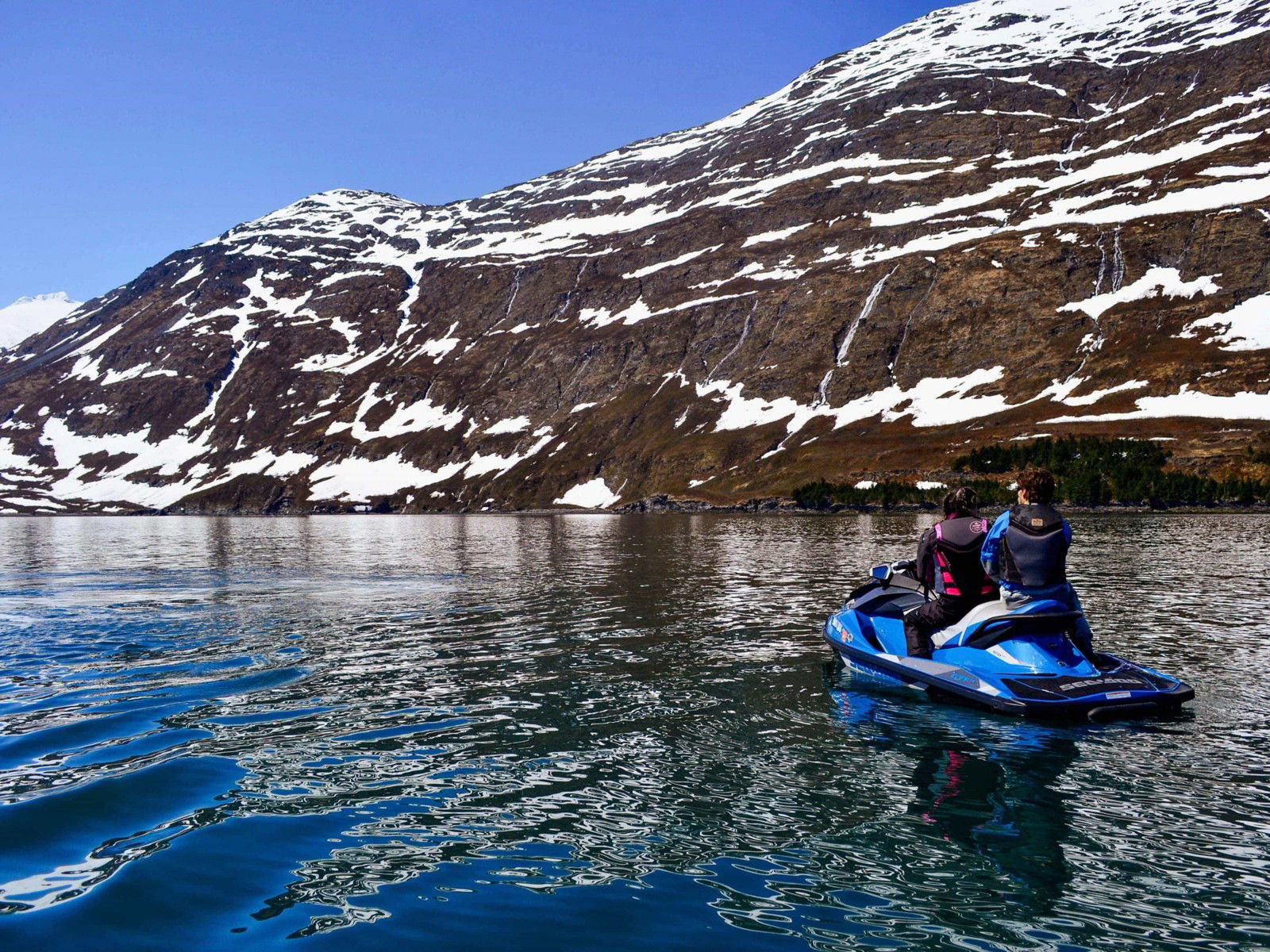 2 personnes sur une motomarine Sea-Doo en Alaska