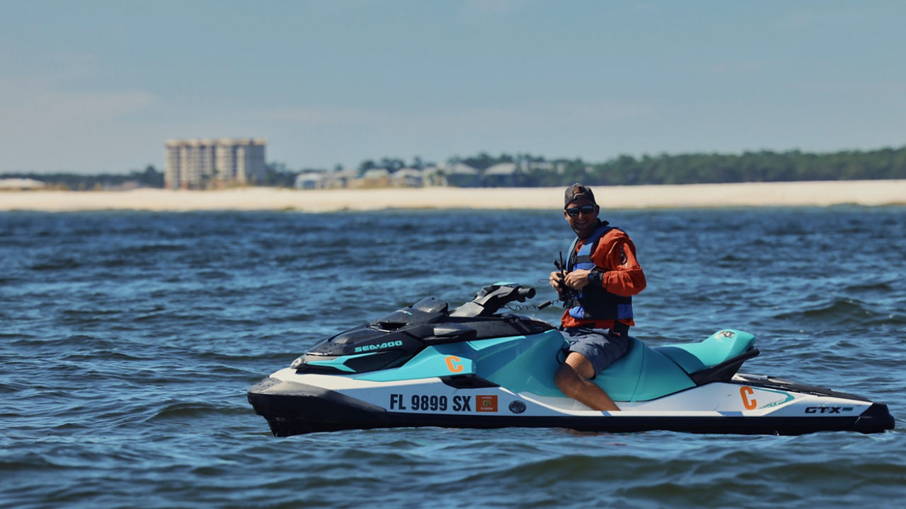 Un homme sur un Sea-Doo en mer