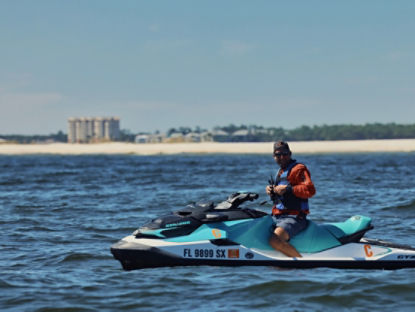 Un homme sur un Sea-Doo en mer