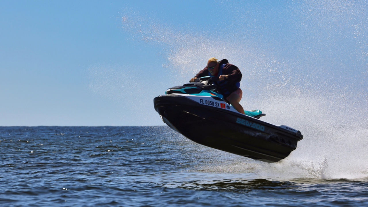 Un homme sur un Sea-Doo en mer