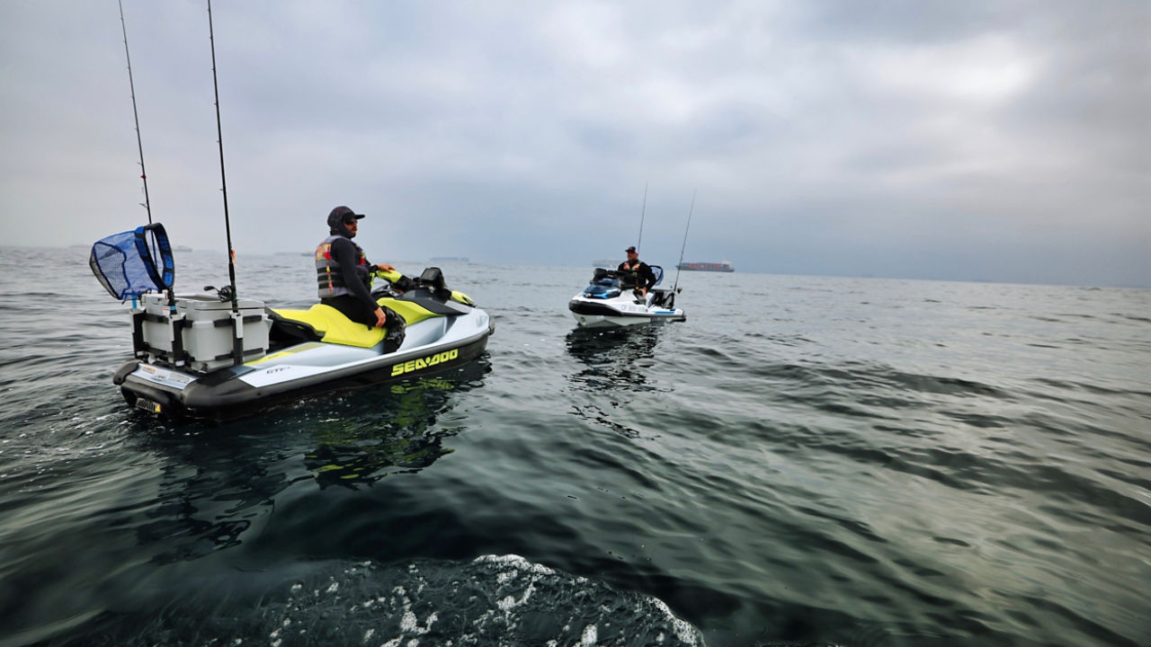 Deux hommes sur Sea-Doo Fish Pro dans l'océan