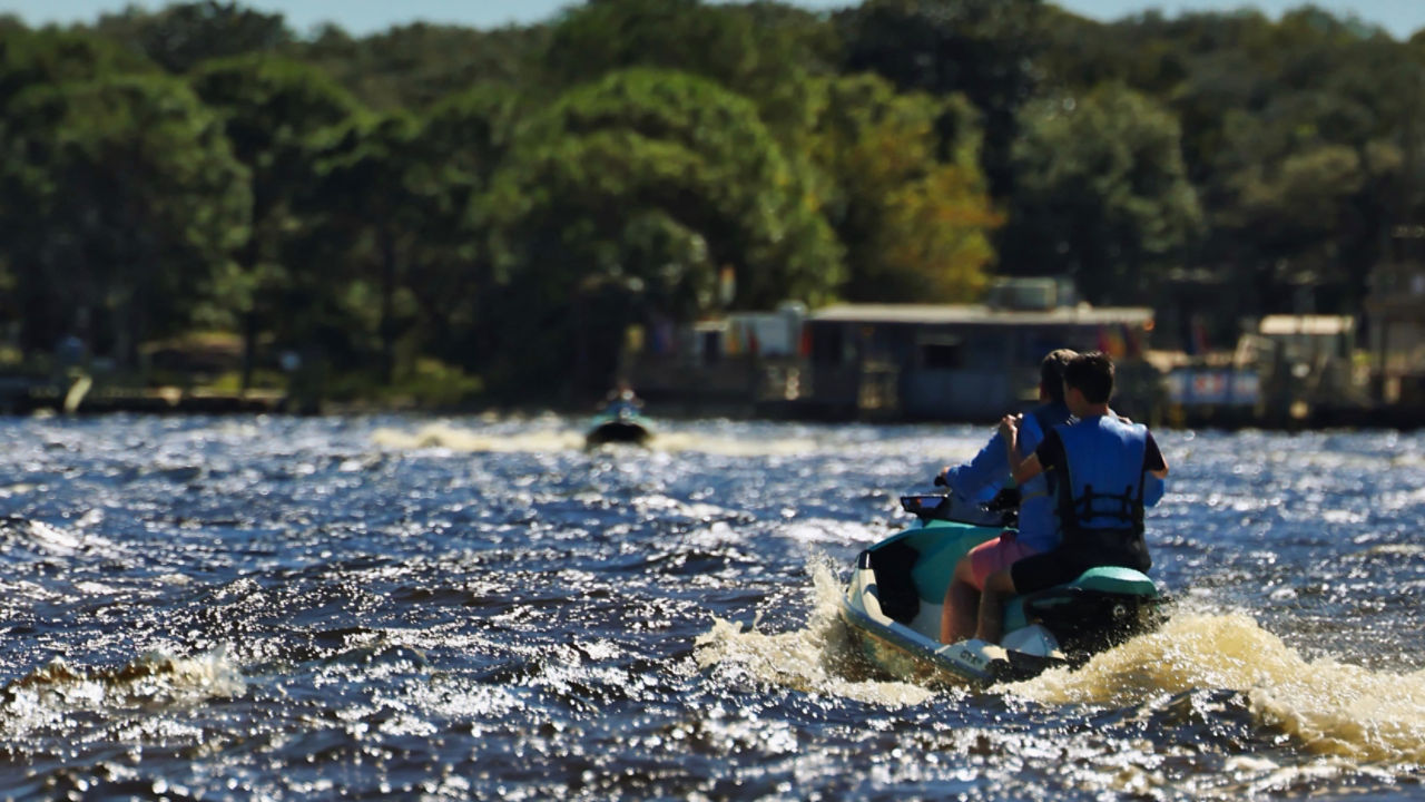 Deux hommes sur une motomarine en excursion sur la côte.