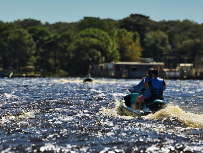 Deux hommes sur une motomarine en excursion sur la côte.