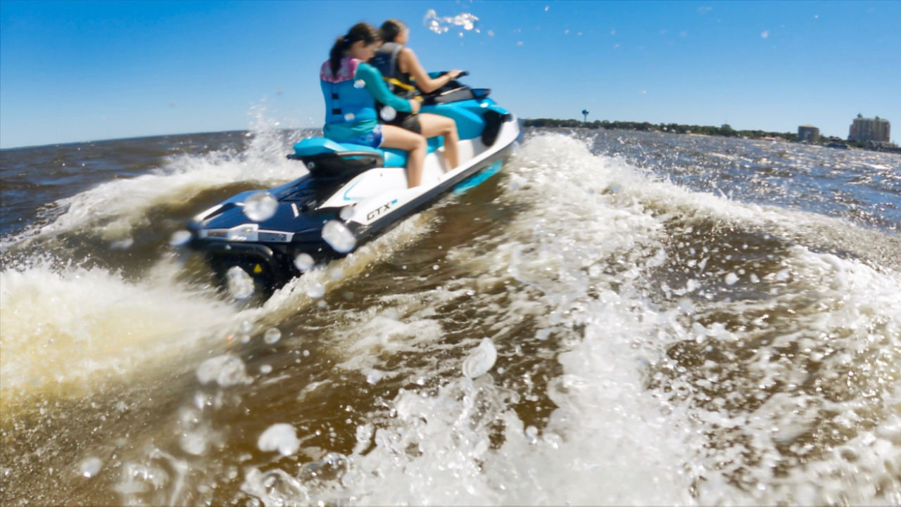 Deux femmes sur un Sea-Doo