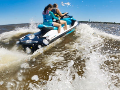 Deux femmes sur un Sea-Doo