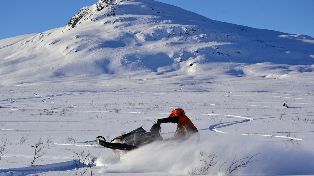 Un Ski-Doo devant des grandes montagnes