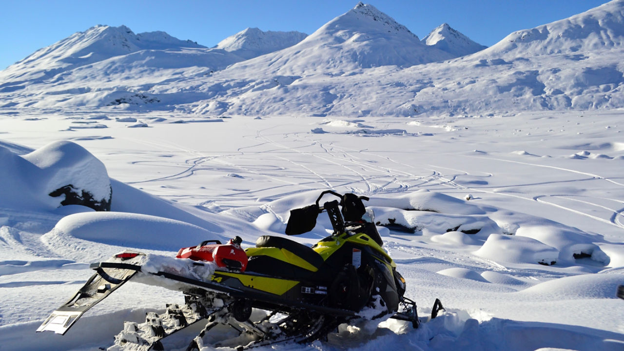 Un Ski-Doo devant des grandes montagnes