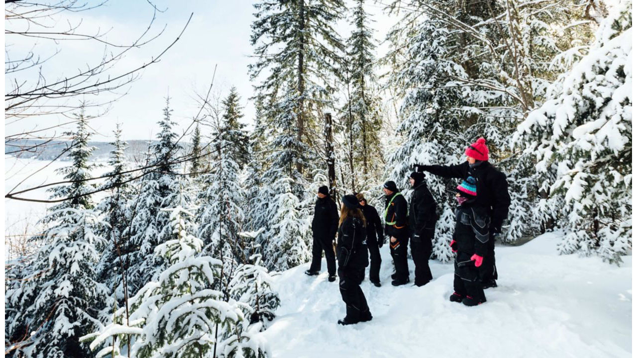 Motoneiges traversant un pont en hiver