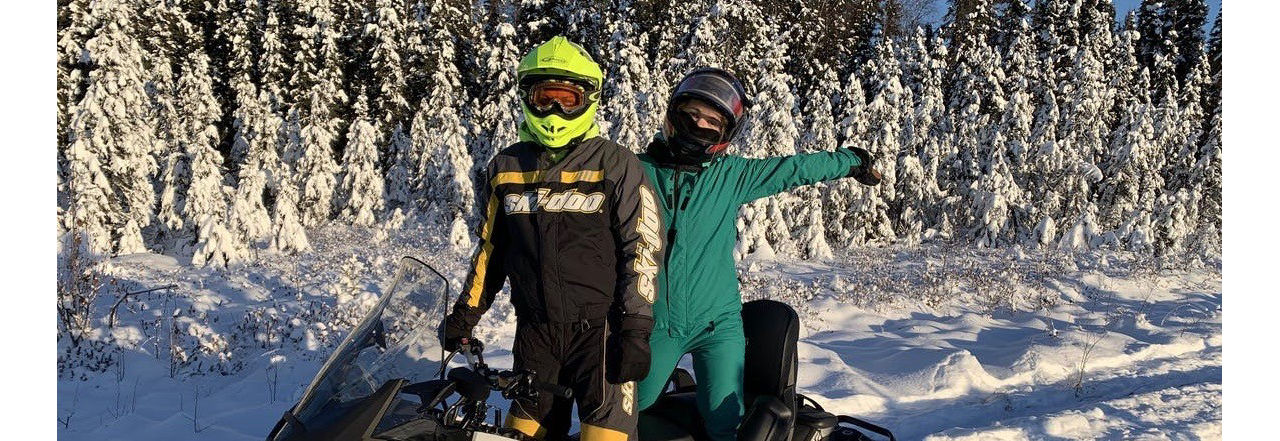 Deux personnes heureuses sur un Ski-Doo