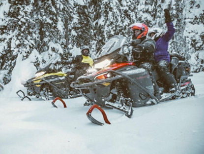 Deux motoneigistes discutant sur leur Ski-Doo