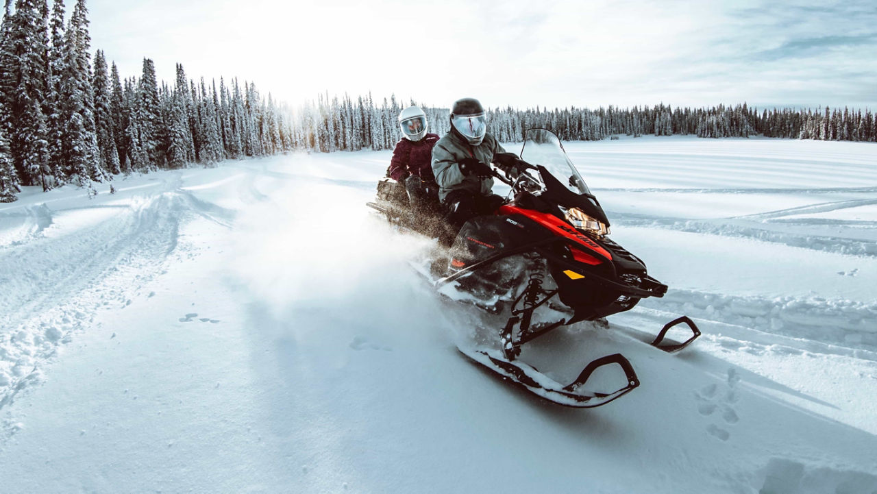 Un groupe de Ski-Doo dans la neige