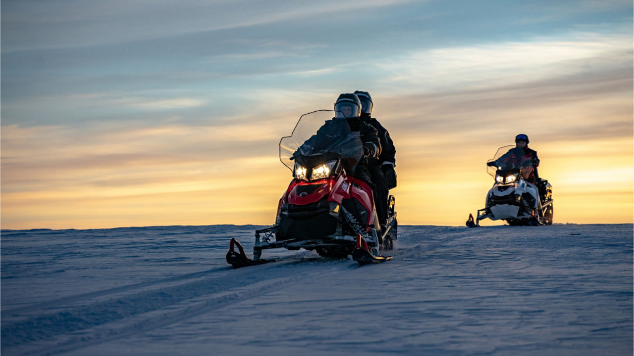 des pilotes de lynx sous le ciel arctique