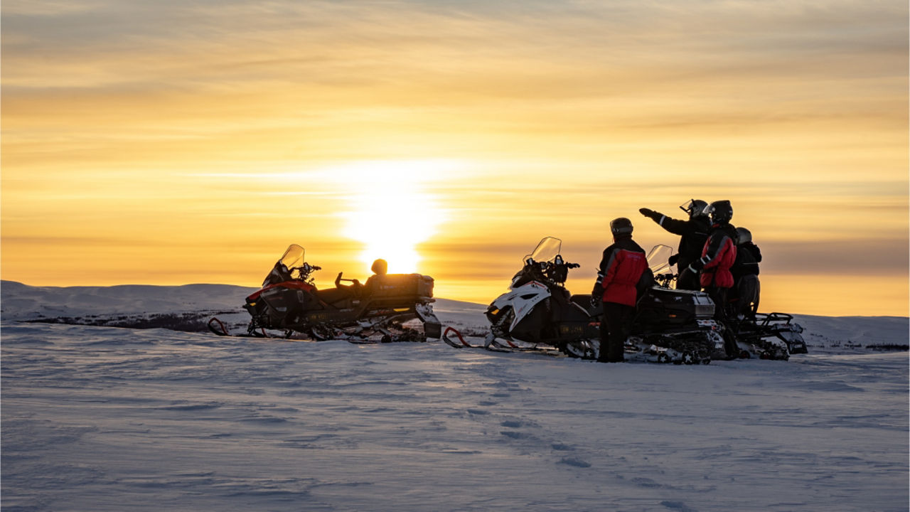 des pilotes de lynx sous le ciel arctique