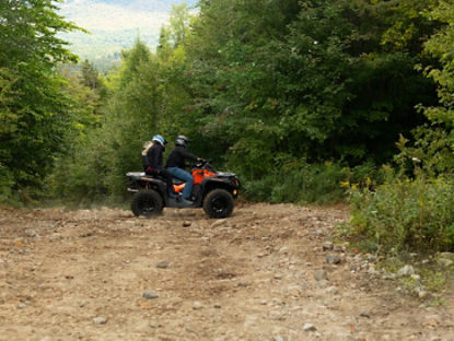 Un couple sur un VTT dans la forêt