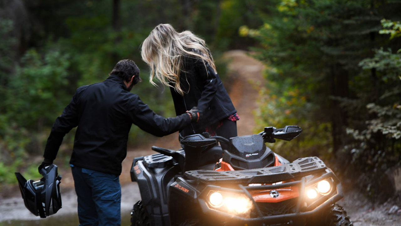 couple démontant un VTT Can-Am