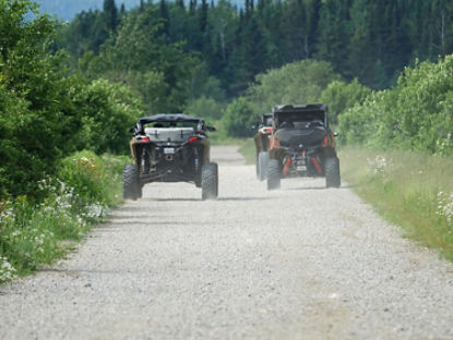 Deux VCC roulant sur un chemin de gravier