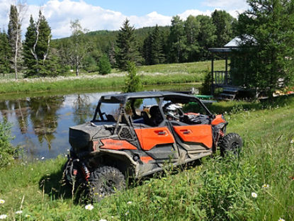 Un VCC roulant près d'un marais