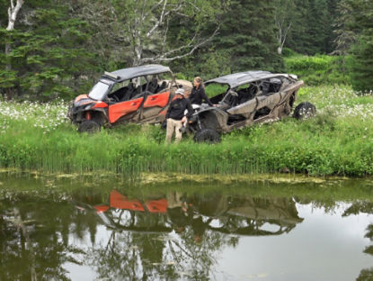Deux VCC garés devant un lac