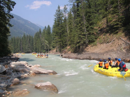Groupes de personnes faisant du rafting dans une rivière