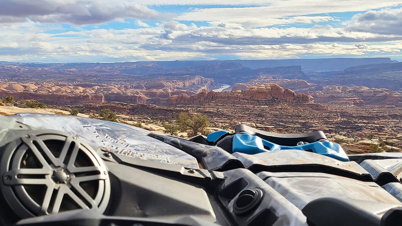 Un tout-terrain Can-Am stationné avec vue sur le canyon