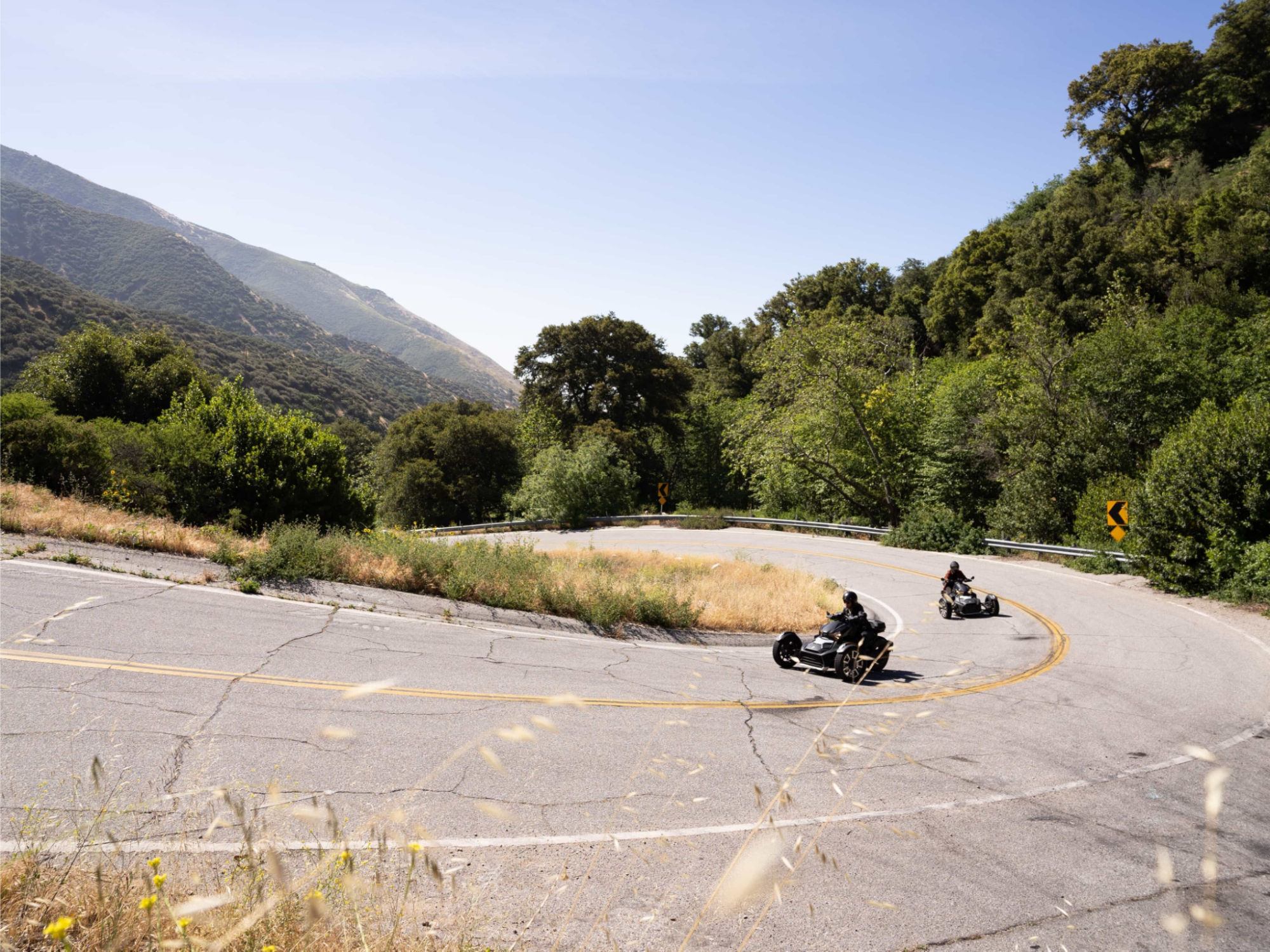 Deux Rykers sur une route sinueuse 