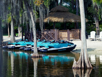 Motomarines Sea-Doo sur la plage